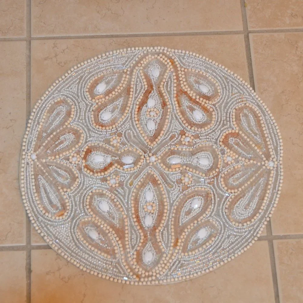 KIM SEYBERT WHITE PAISLEY CHRISTMAS HOLIDAY CRYSTAL PLACEMAT CHARGER CENTERPIECE - Picture 1 of 8